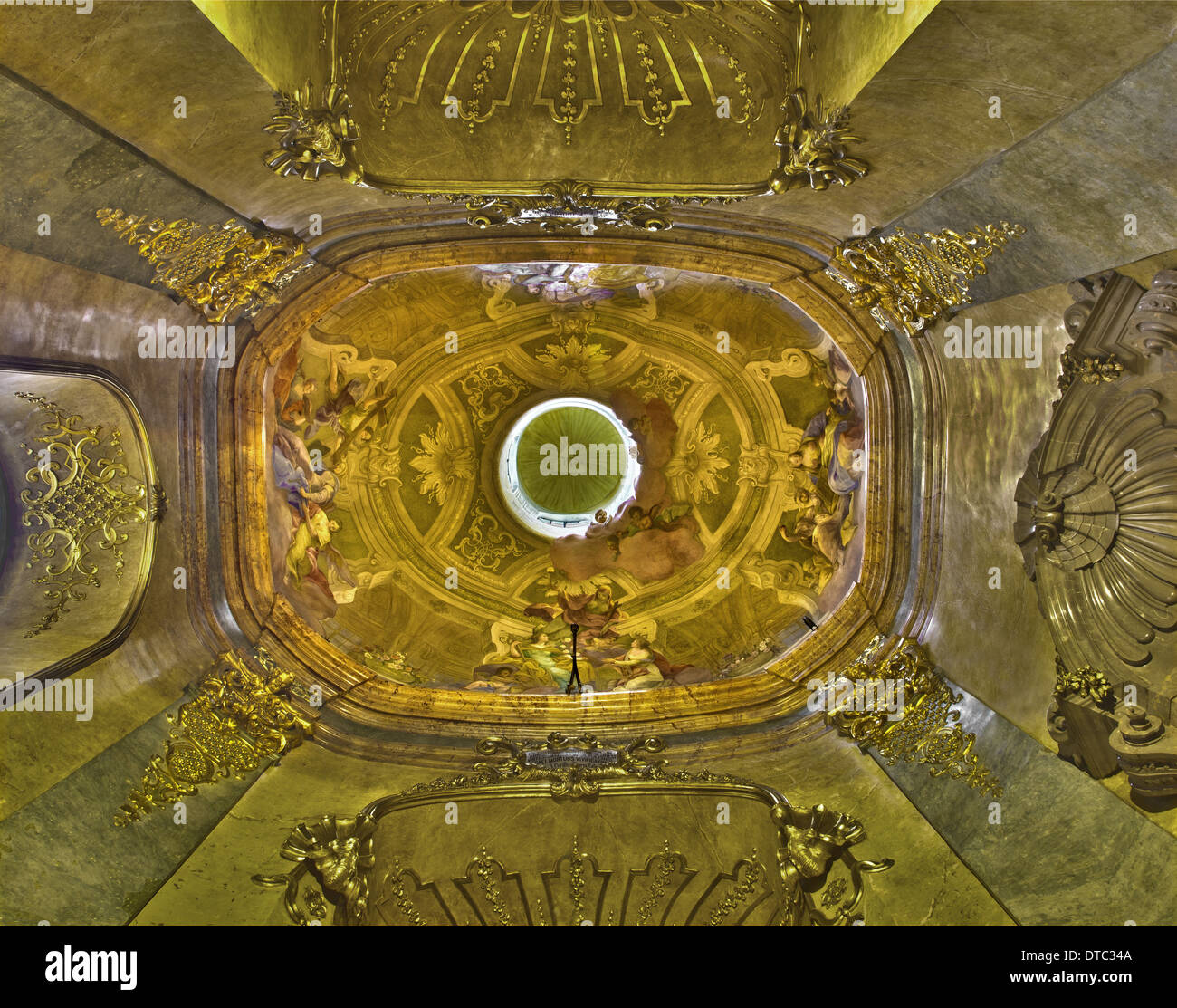 Bratislava - Kuppel der barocken Kapelle des Heiligen Johannes die Sozialarbeiterin in der Kathedrale von St. Martin. Stockfoto