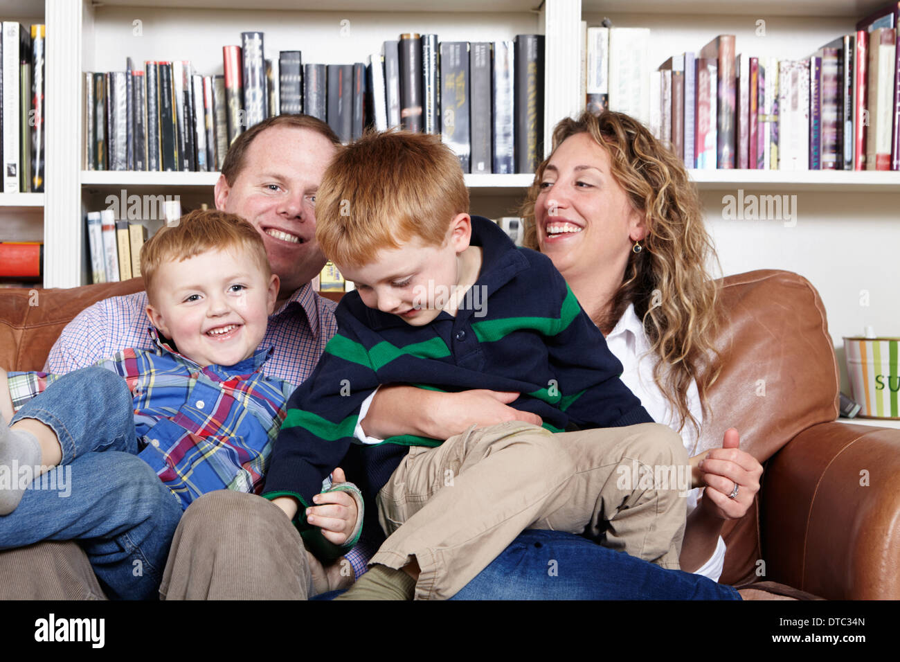 Mitte Erwachsenen Eltern und jungen Söhne auf sofa Stockfoto