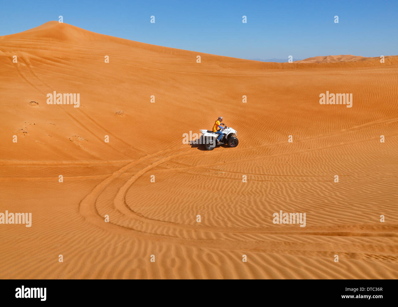 Quad in Dubai Wüste fahren Stockfoto