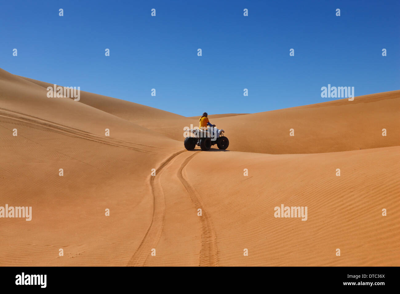 Quad in Dubai Wüste fahren Stockfoto