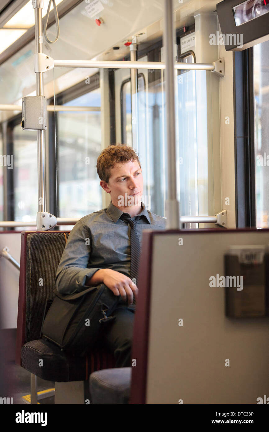 Mitte adult Büroangestellter schauen gelangweilt auf Zugfahrt Stockfoto