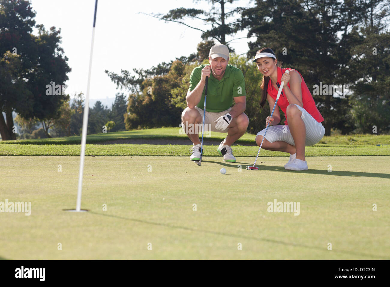 Junge weibliche Golfer unter Beratung von trainer Stockfoto