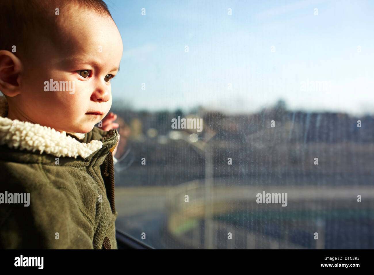 Nahaufnahme von Baby junge starrte aus dem Fenster Stockfoto