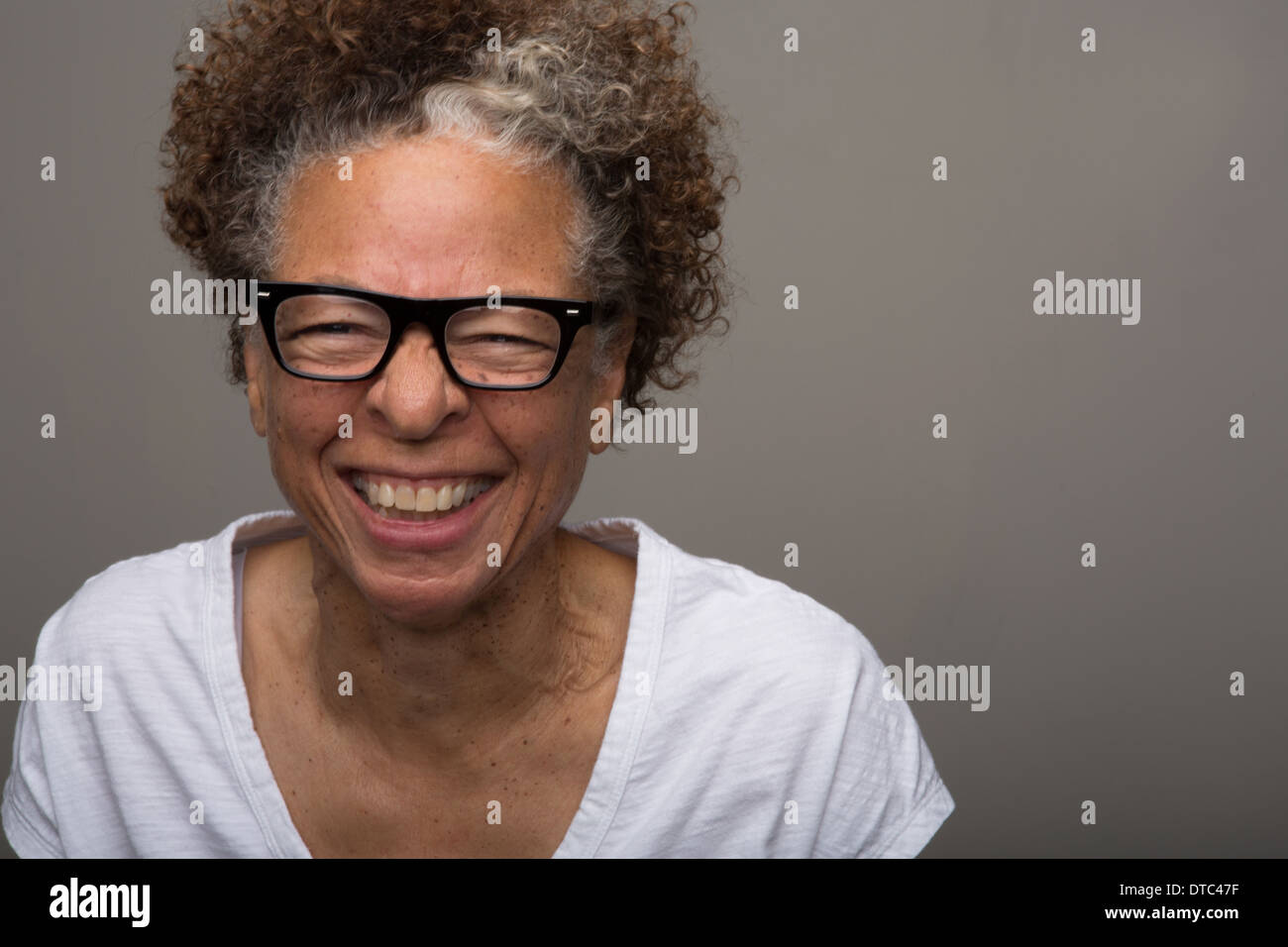 Studioportrait glücklich senior Frau Stockfoto