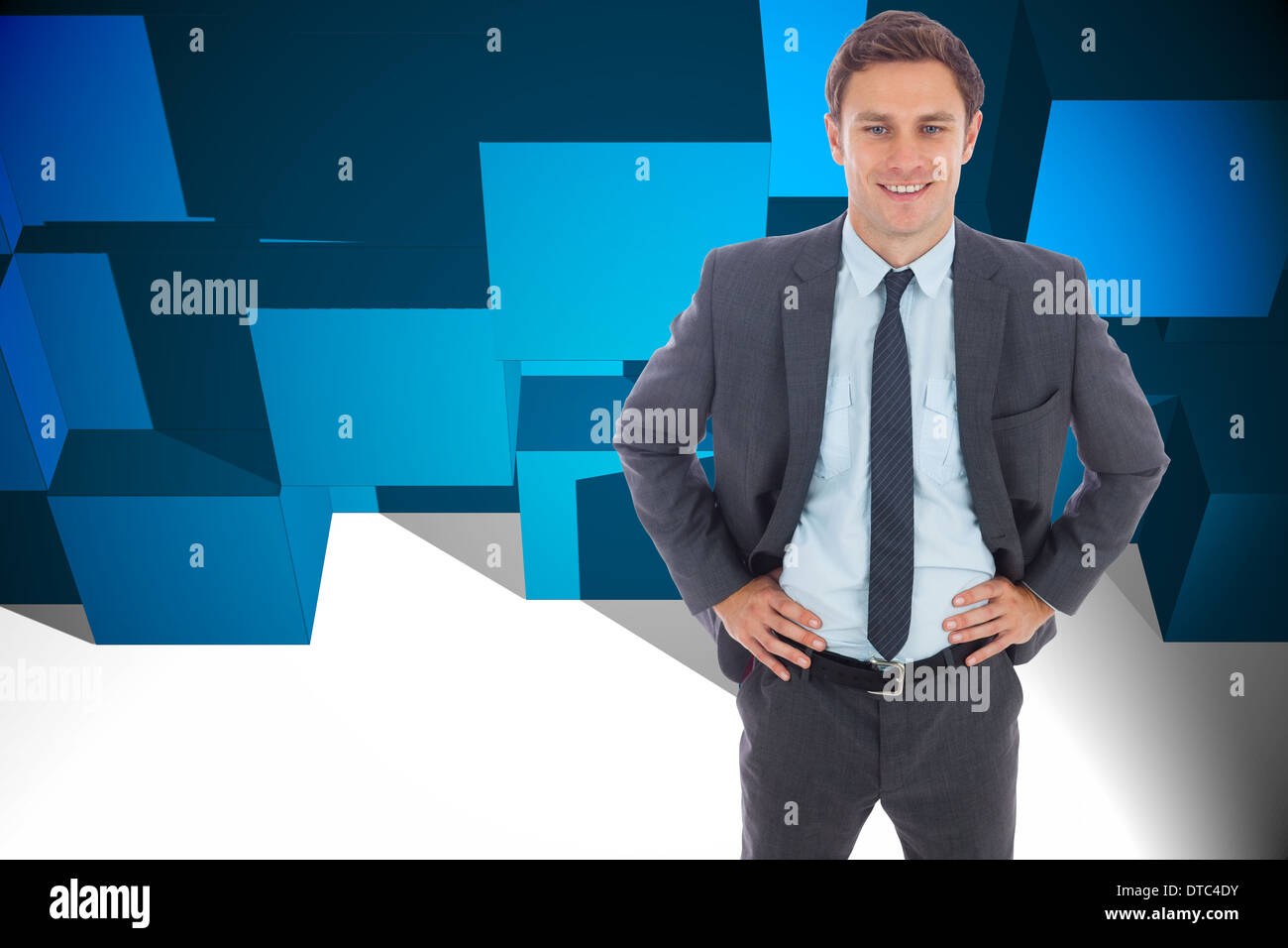 Zusammengesetztes Bild von fröhlich Geschäftsmann stehend mit Händen auf den Hüften Stockfoto