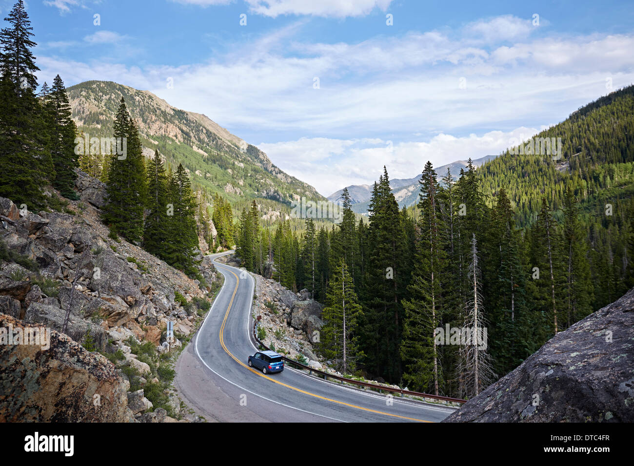 Auto auf kurvenreichen Landstraße, Aspen, Colorado, USA Stockfoto