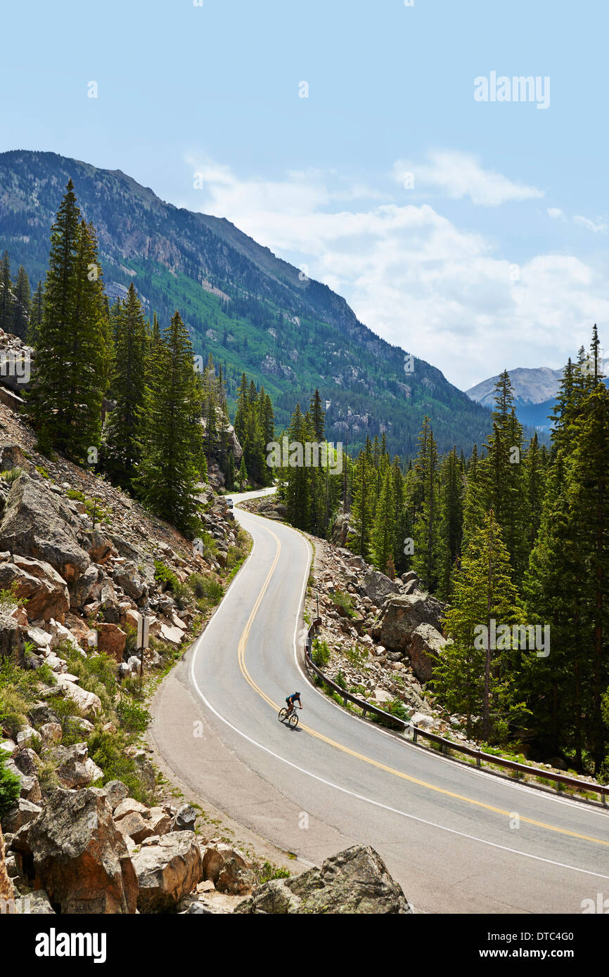Radfahrer auf kurvenreichen Landstraße, Aspen, Colorado, USA Stockfoto