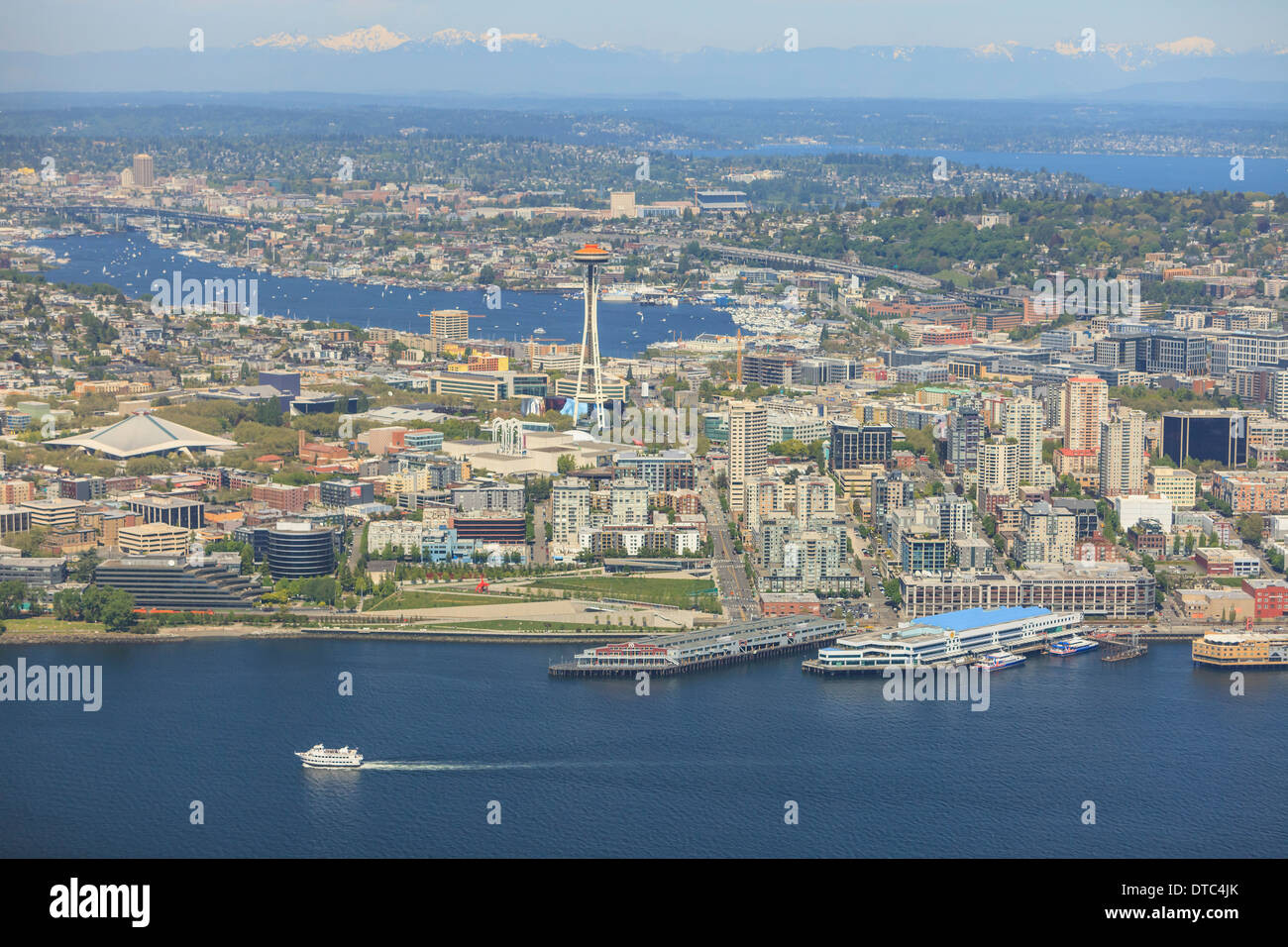 Luftbild von Seattle Waterfront, Lake Union und Cascade Mountains, US-Bundesstaat Washington Stockfoto