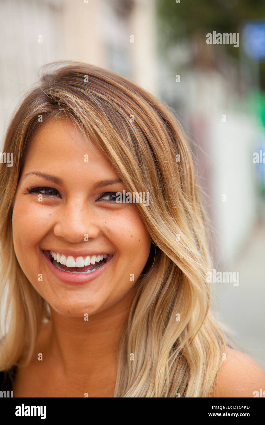 Porträt der jungen Frau mit blonden Haaren lächelnd Stockfoto