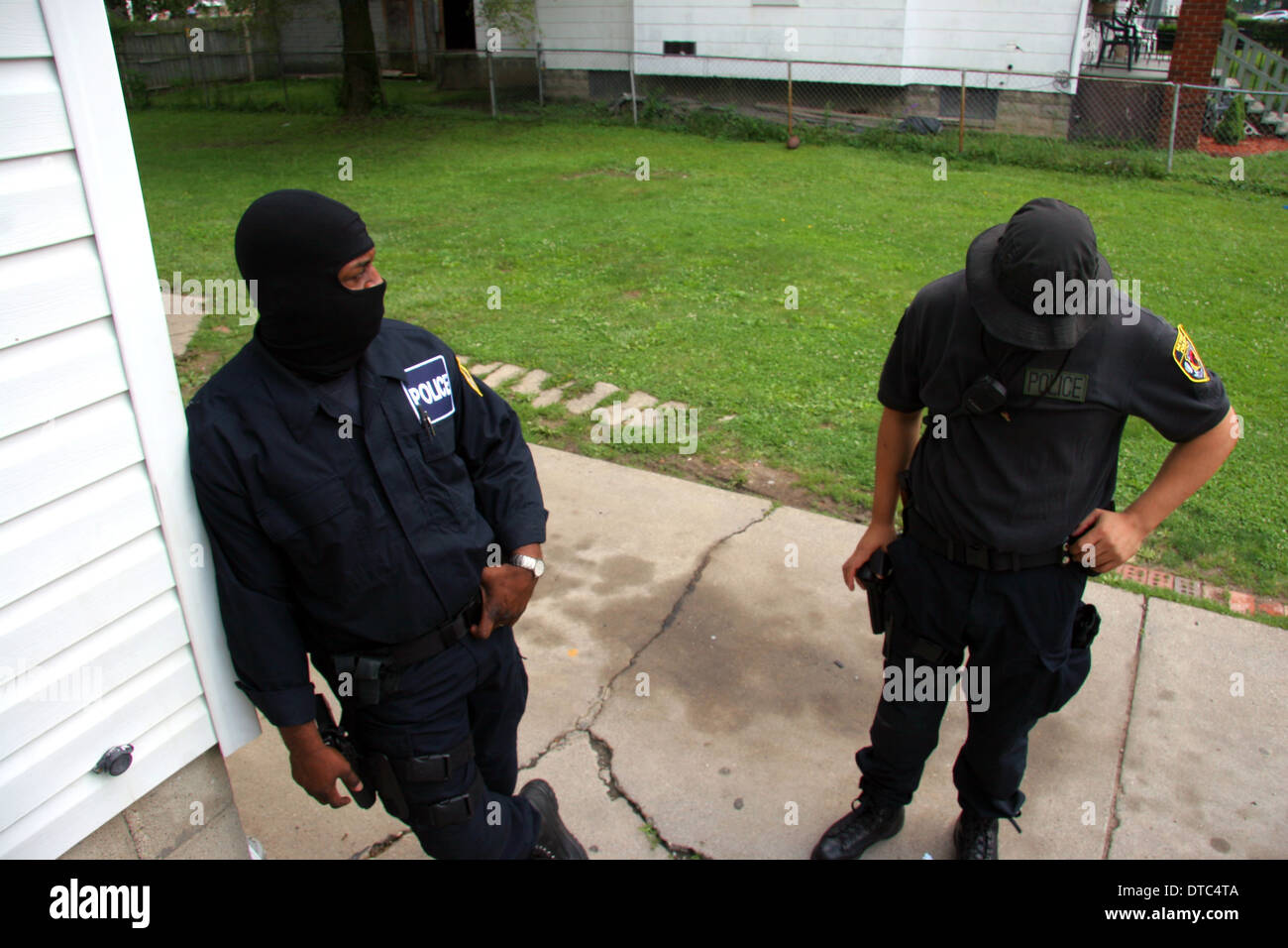Detroit Polizisten Drogen ruhen nach überfallen und ein Haus zu durchsuchen. Stockfoto