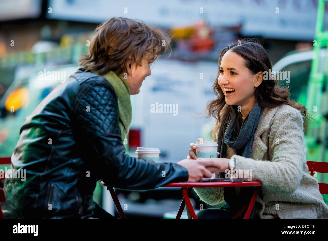Junge Touristen zu zweit am Straßencafé, New York City, USA Stockfoto