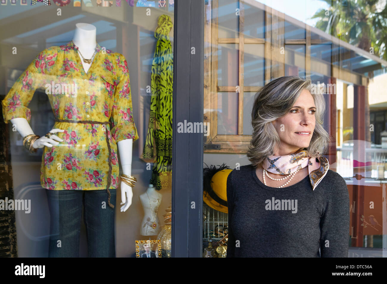 Frau, draußen, Schaufenster Stockfoto