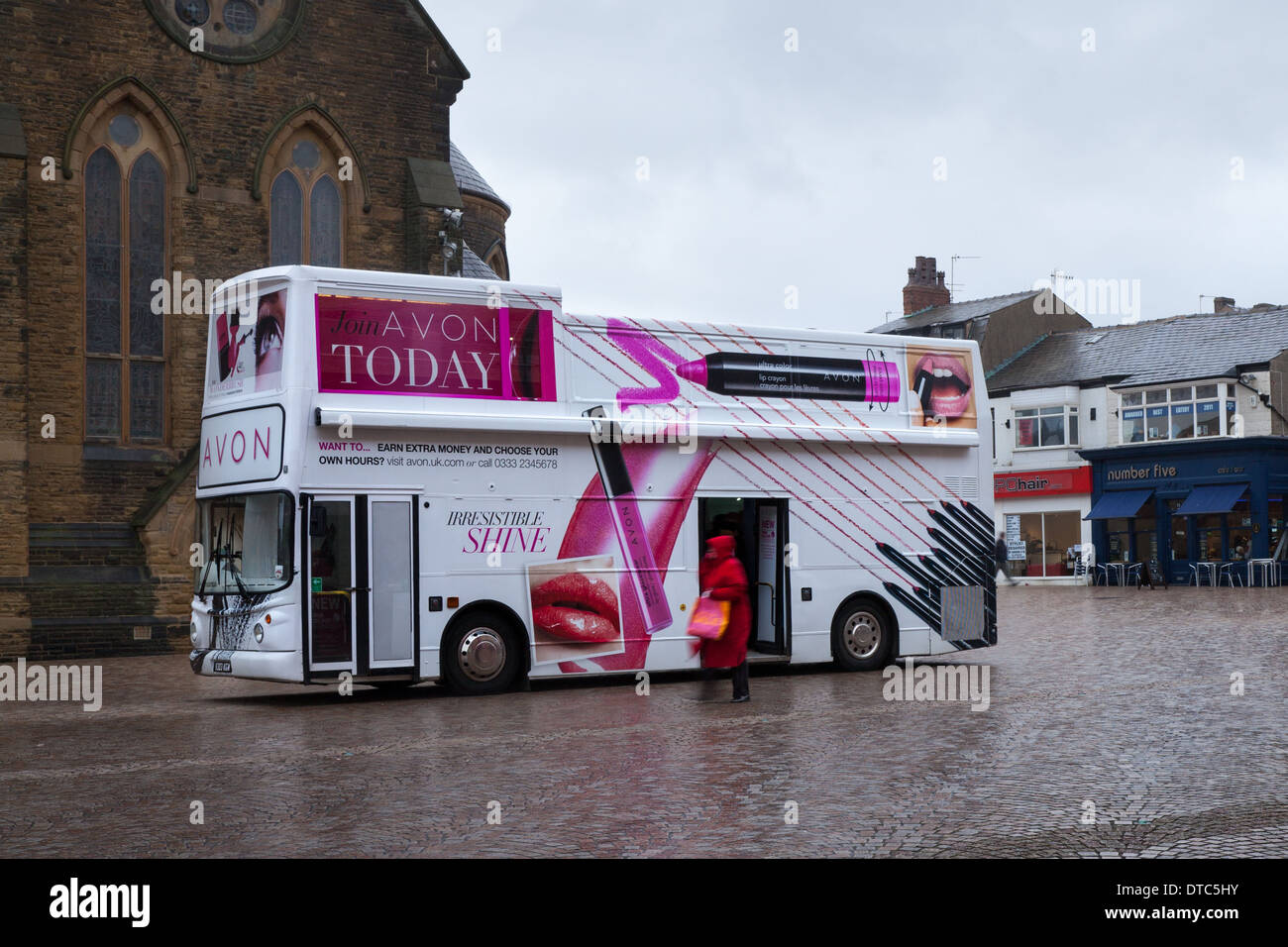 Avon cosmetics Förderung Schönheit bus recruiting Vertreter Agenten in St John's Square, Blackpool, Lancashire, Großbritannien Stockfoto