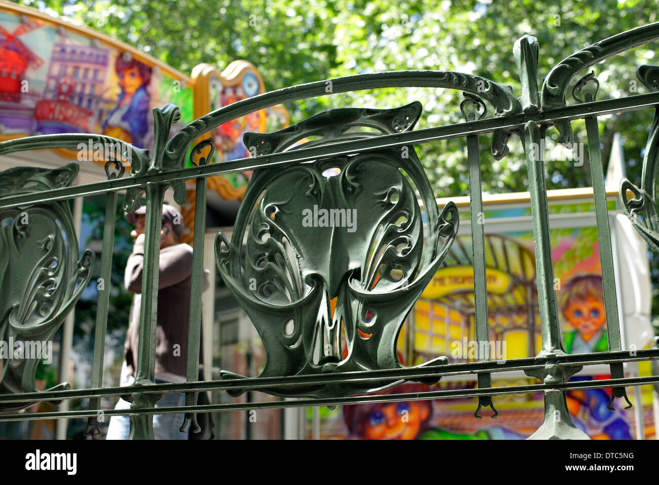 Jugendstil-Geländer vor dem Eingang der Metrostation Abbesses, Paris. Stockfoto