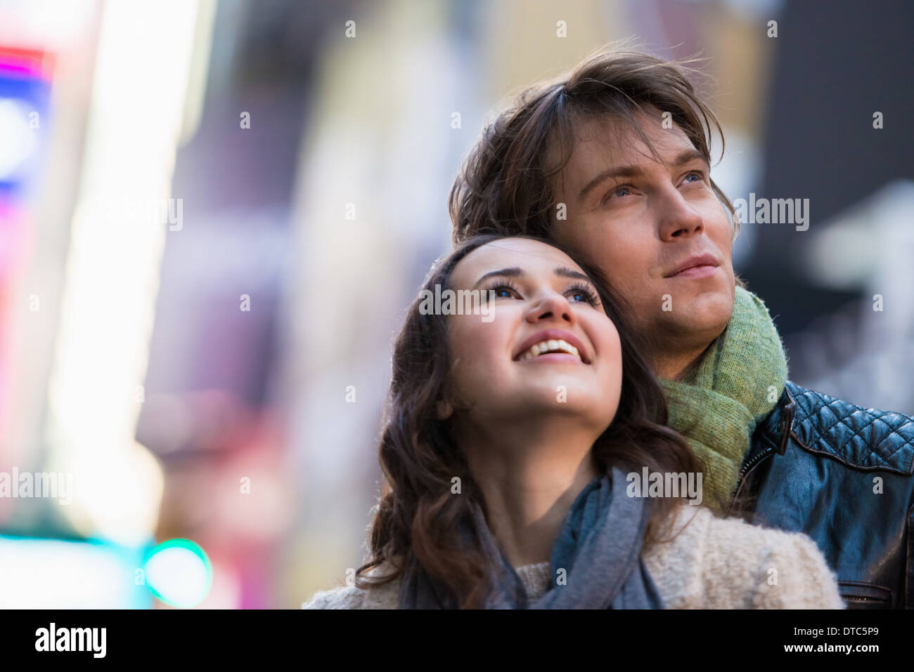 Junges Paar im Urlaub nachschlagen, New York City, USA Stockfoto