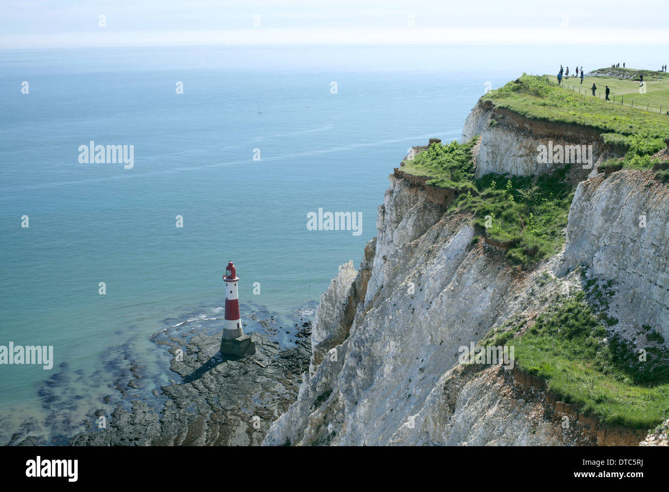 Die höchsten Kreidefelsen Meer in Großbritannien am Beachy Head überragen die Beachy Head Lighthouse, East Sussex. Stockfoto