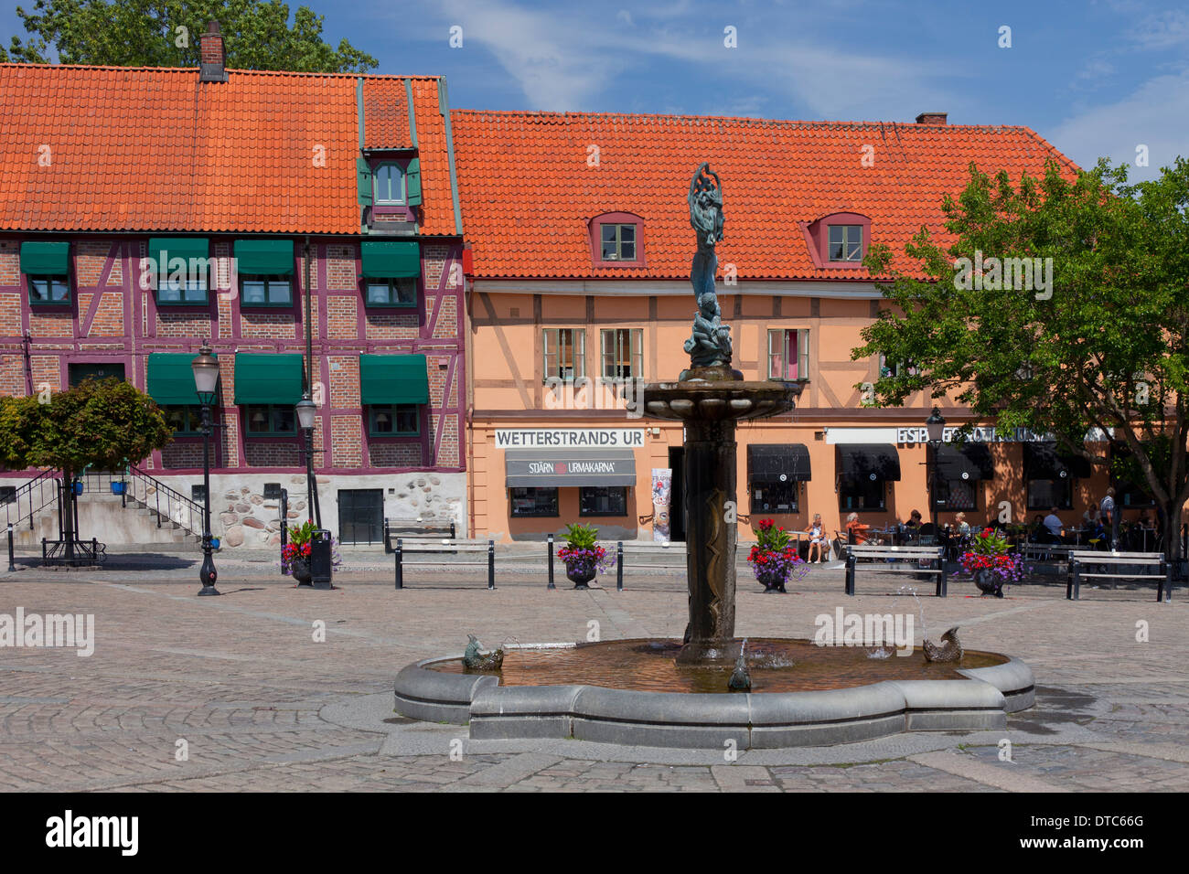 Brunnen und bunten historischen Häuser rund um Platz in der Stadt Ystad, schonen / Scania, Schweden Stockfoto