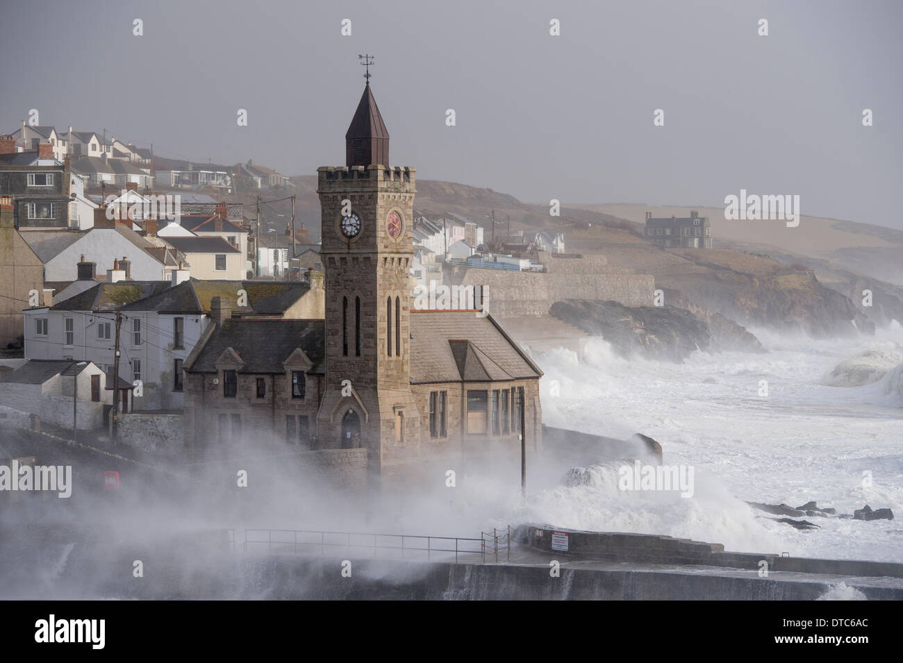 Porthleven, Valentines Day Sturm, Wellen und starke Winde Pfund die kornische Küste wieder Stockfoto