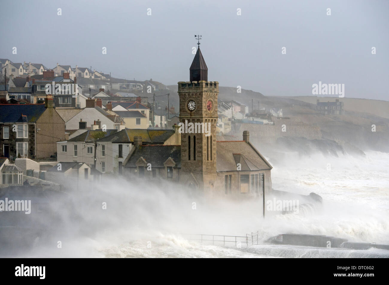 Porthleven, Valentines Day Sturm, Wellen und starke Winde Pfund die kornische Küste wieder Stockfoto