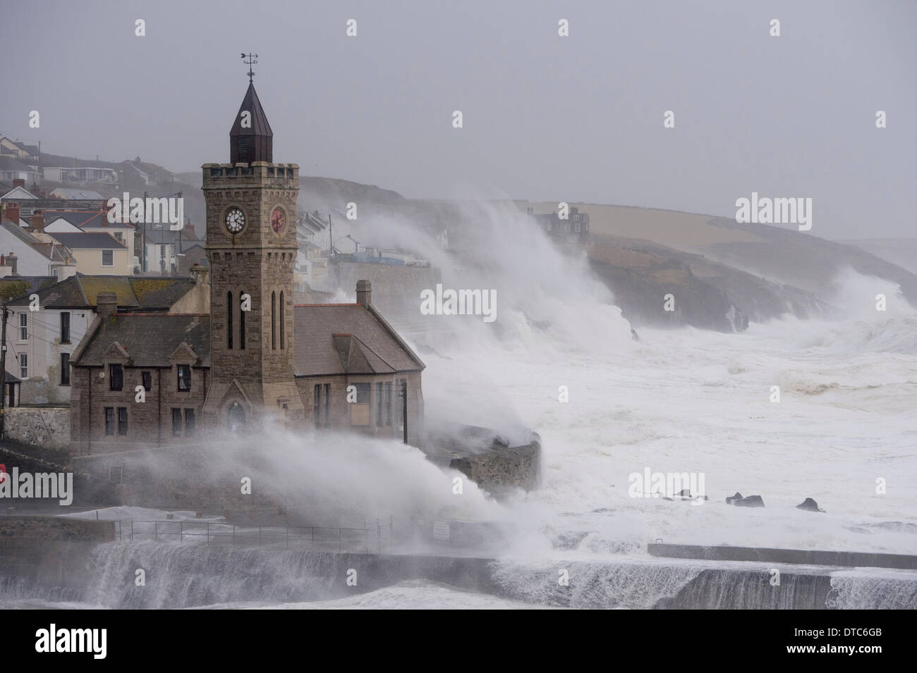 Porthleven, Valentines Day Sturm, Wellen und starke Winde Pfund die kornische Küste wieder Stockfoto
