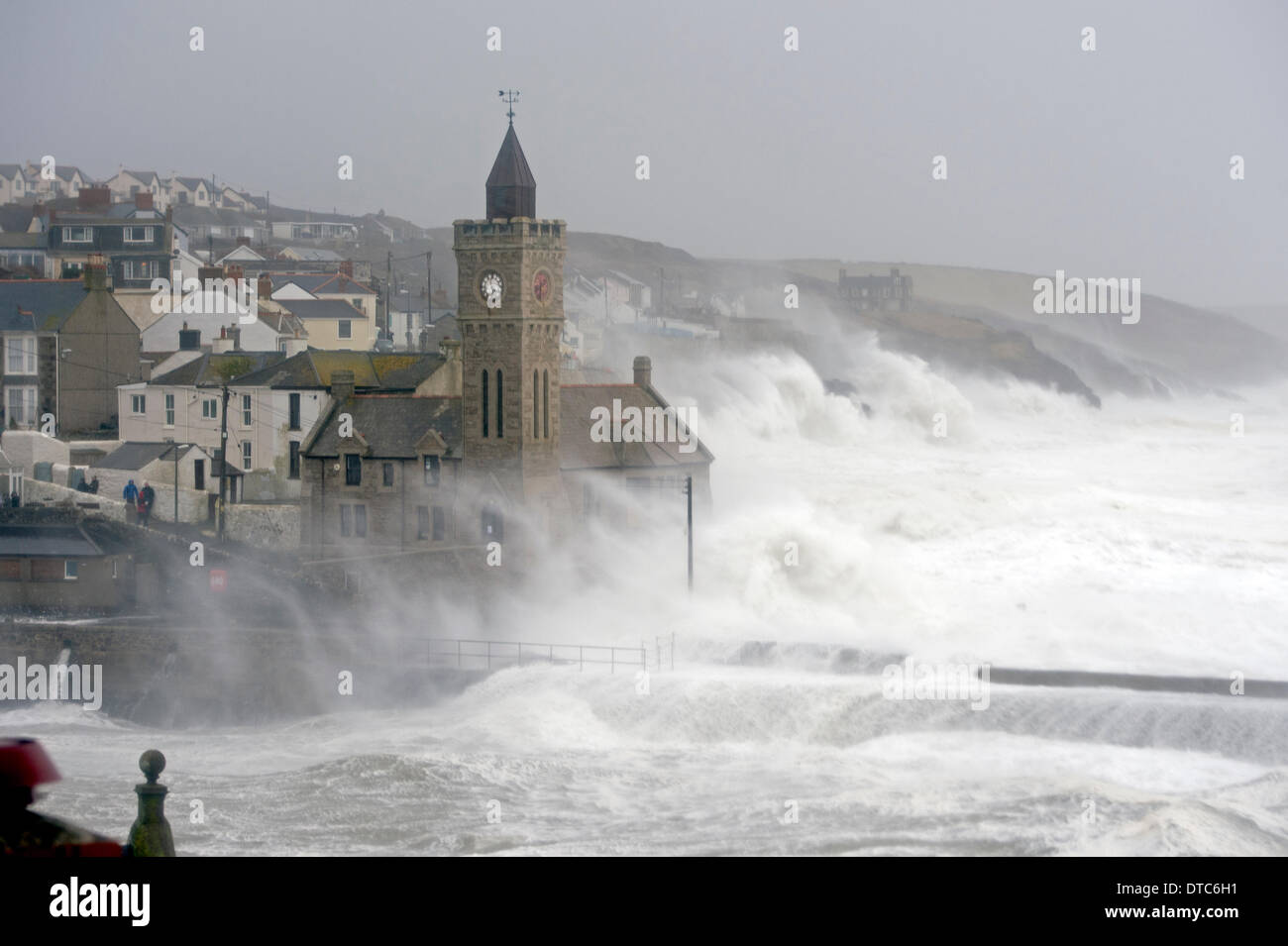 Porthleven, Valentines Day Sturm, Wellen und starke Winde Pfund die kornische Küste wieder Stockfoto