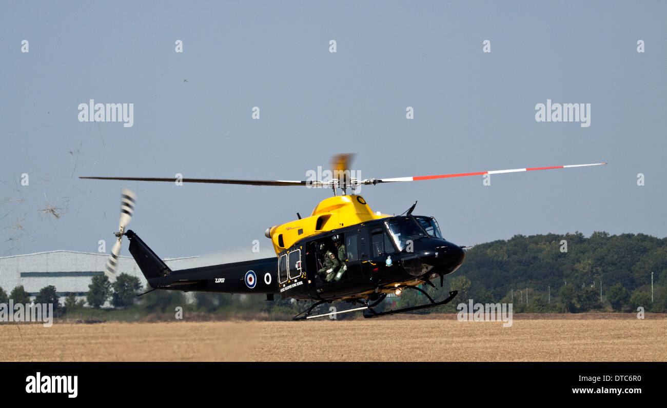 Verteidigung Helikopter Flugschule Griffin Bell Hubschrauber während Übung abnehmen. Stroh geschickt fliegen überall. Stockfoto