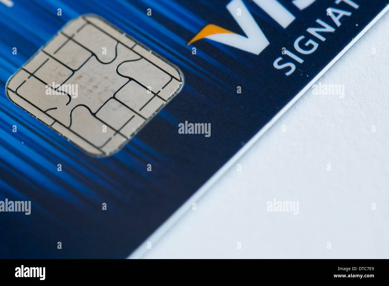 Eine Visa-Kreditkarte mit EMV-Chip, nebeneinander auch bekannt als "Chip und PIN" mit einem Magnetstreifen-Karte. Stockfoto