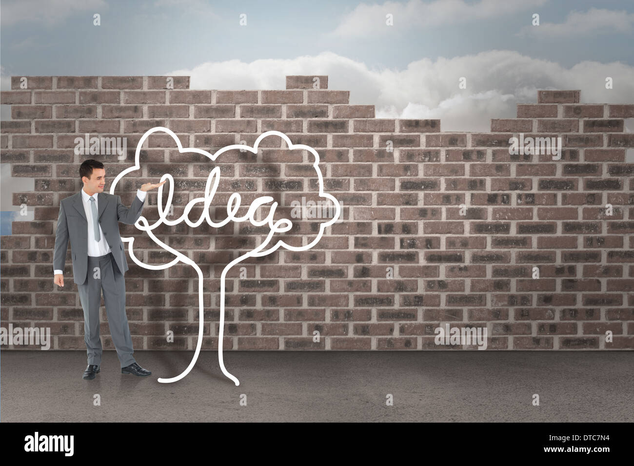 Zusammengesetztes Bild des Geschäftsmannes betrachten was er vorstellt Stockfoto