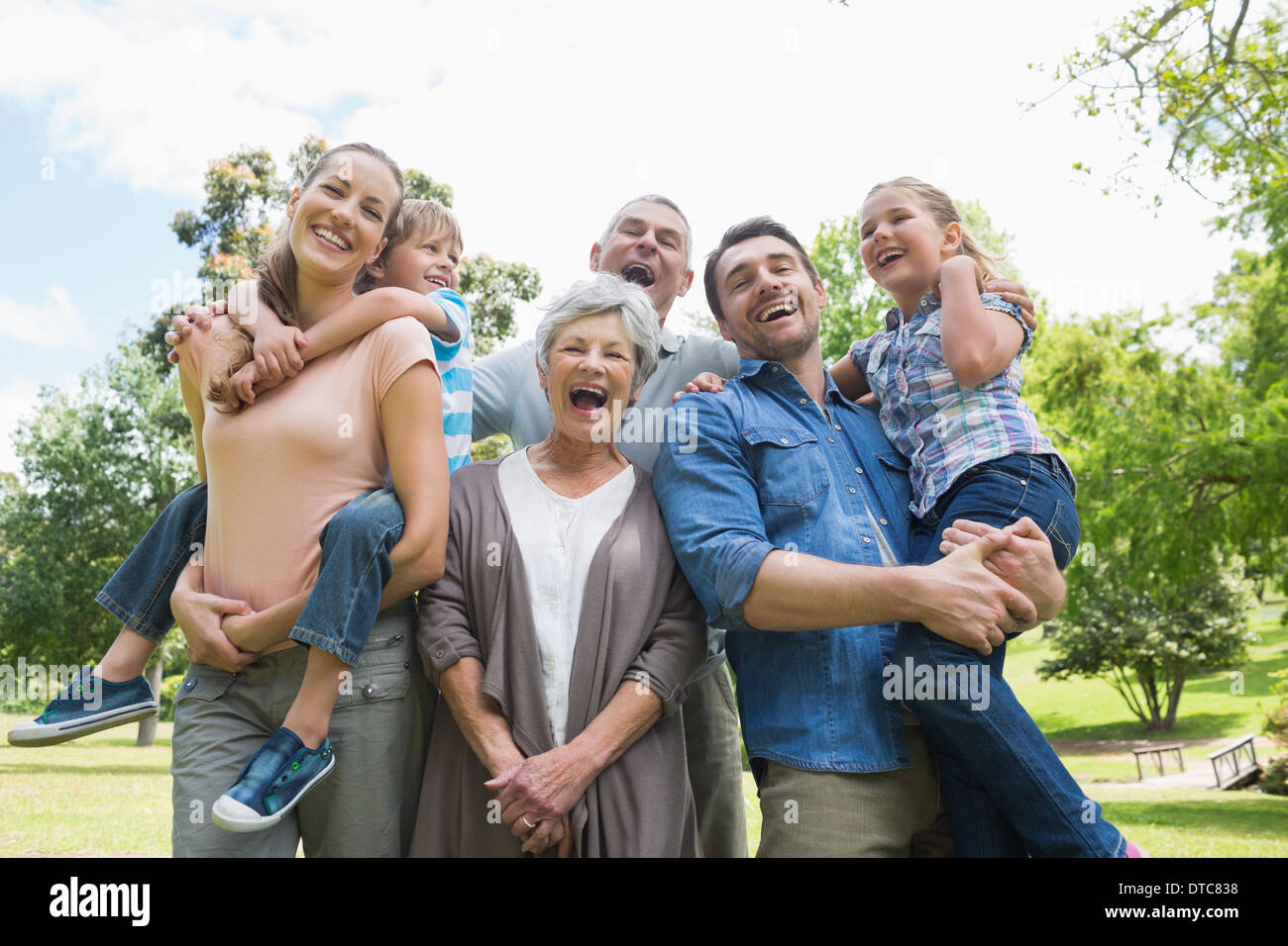 Porträt der fröhliche Großfamilie im park Stockfoto