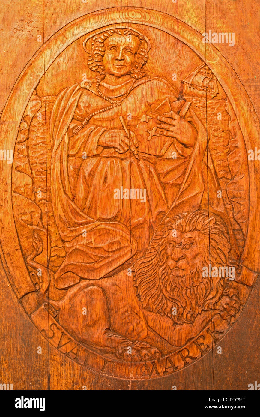 Geschnitzte Relief des Heiligen Markus als verschworene Patron von Weinkeller des großen slowakischen Hersteller. Stockfoto