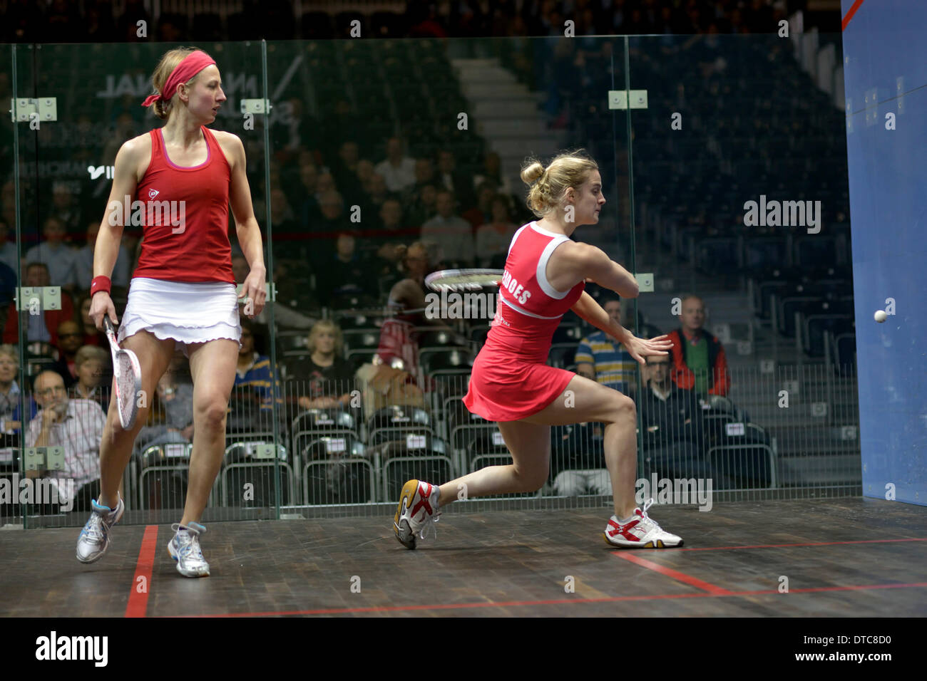 Manchester, UK. 14. Februar 2014. Emma Beddoes (Warwickshire) verliert ihre Viertelfinal Match gegen zweite Saat Alison Waters (Middlesex) 3-11. 11-6. 8-11, 6-11. Wasser wird Jenny Duncalf (Yorkshire) im morgigen Halbfinale treffen. Britische nationale Squash Meisterschaften Sportcity, Manchester, UK 14. Februar 2014 Credit: John Fryer/Alamy Live-Nachrichten Stockfoto