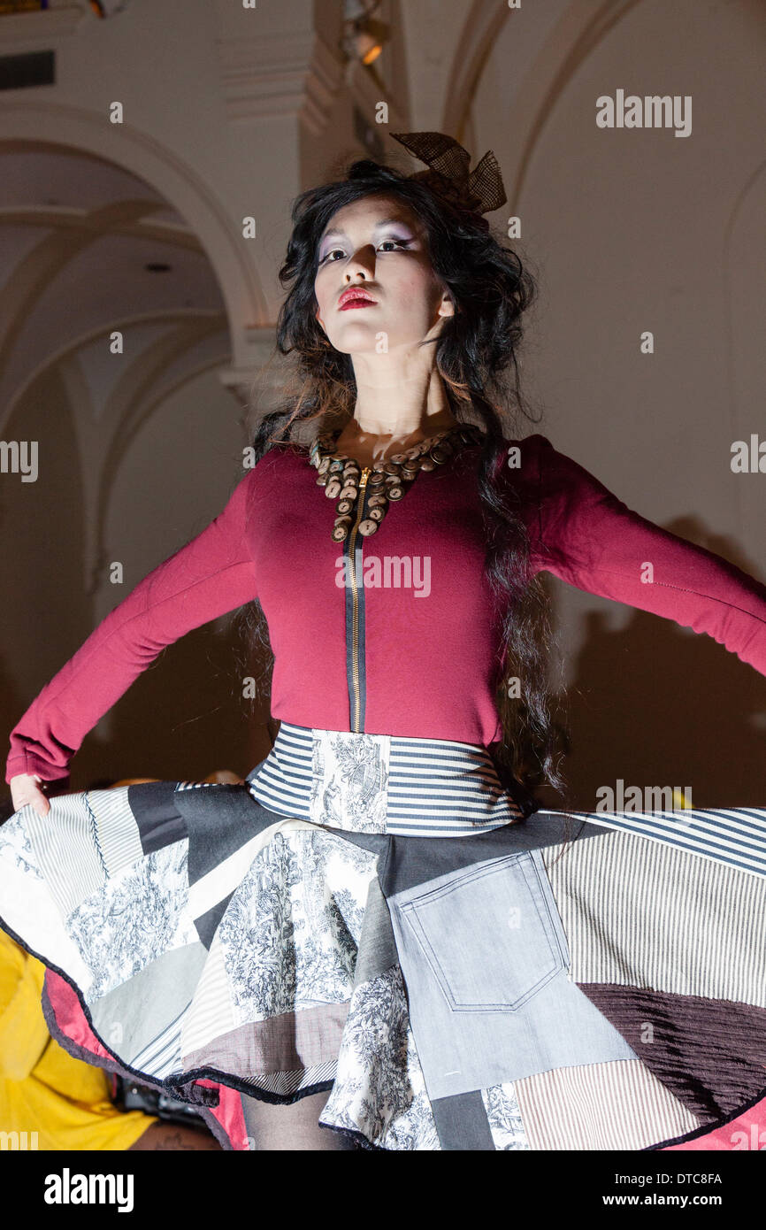 New York Fashionweek. Eine Modenschau Februar, 13 im Heiligen Apostel Ballroom in Chelsea, Manhattan. Dieses Ereignis war ein Vorteil für die Love146.org zu Ende Kinderhandel. Auf diesem Foto: Mode-Designer Kristin Costa (Couture Fashion Week, Victoria Secret Flügel mit Izquierdo Studios) präsentiert "Schattenseite". Stockfoto