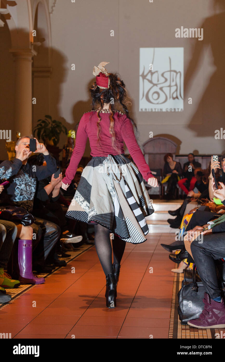 New York Fashionweek. Eine Modenschau Februar, 13 im Heiligen Apostel Ballroom in Chelsea, Manhattan. Dieses Ereignis war ein Vorteil für die Love146.org zu Ende Kinderhandel. Auf diesem Foto: Mode-Designer Kristin Costa (Couture Fashion Week, Victoria Secret Flügel mit Izquierdo Studios) präsentiert "Schattenseite". Stockfoto