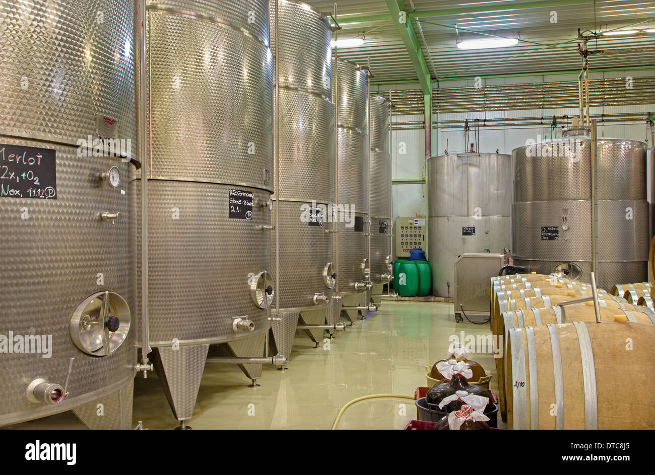 Der Wein Hersteller große slowakischen Hersteller Indoor. Moderne große Fass für die Gärung. Stockfoto