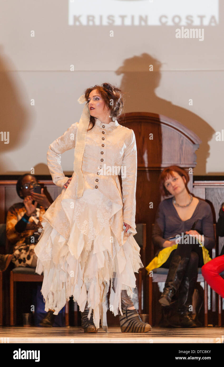 New York Fashionweek. Eine Modenschau Februar, 13 im Heiligen Apostel Ballroom in Chelsea, Manhattan. Dieses Ereignis war ein Vorteil für die Love146.org zu Ende Kinderhandel. Auf diesem Foto: Mode-Designer Kristin Costa (Couture Fashion Week, Victoria Secret Flügel mit Izquierdo Studios) präsentiert "Schattenseite". Stockfoto