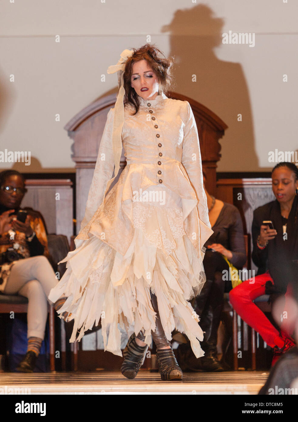New York Fashionweek. Eine Modenschau Februar, 13 im Heiligen Apostel Ballroom in Chelsea, Manhattan. Dieses Ereignis war ein Vorteil für die Love146.org zu Ende Kinderhandel. Auf diesem Foto: Mode-Designer Kristin Costa (Couture Fashion Week, Victoria Secret Flügel mit Izquierdo Studios) präsentiert "Schattenseite". Stockfoto