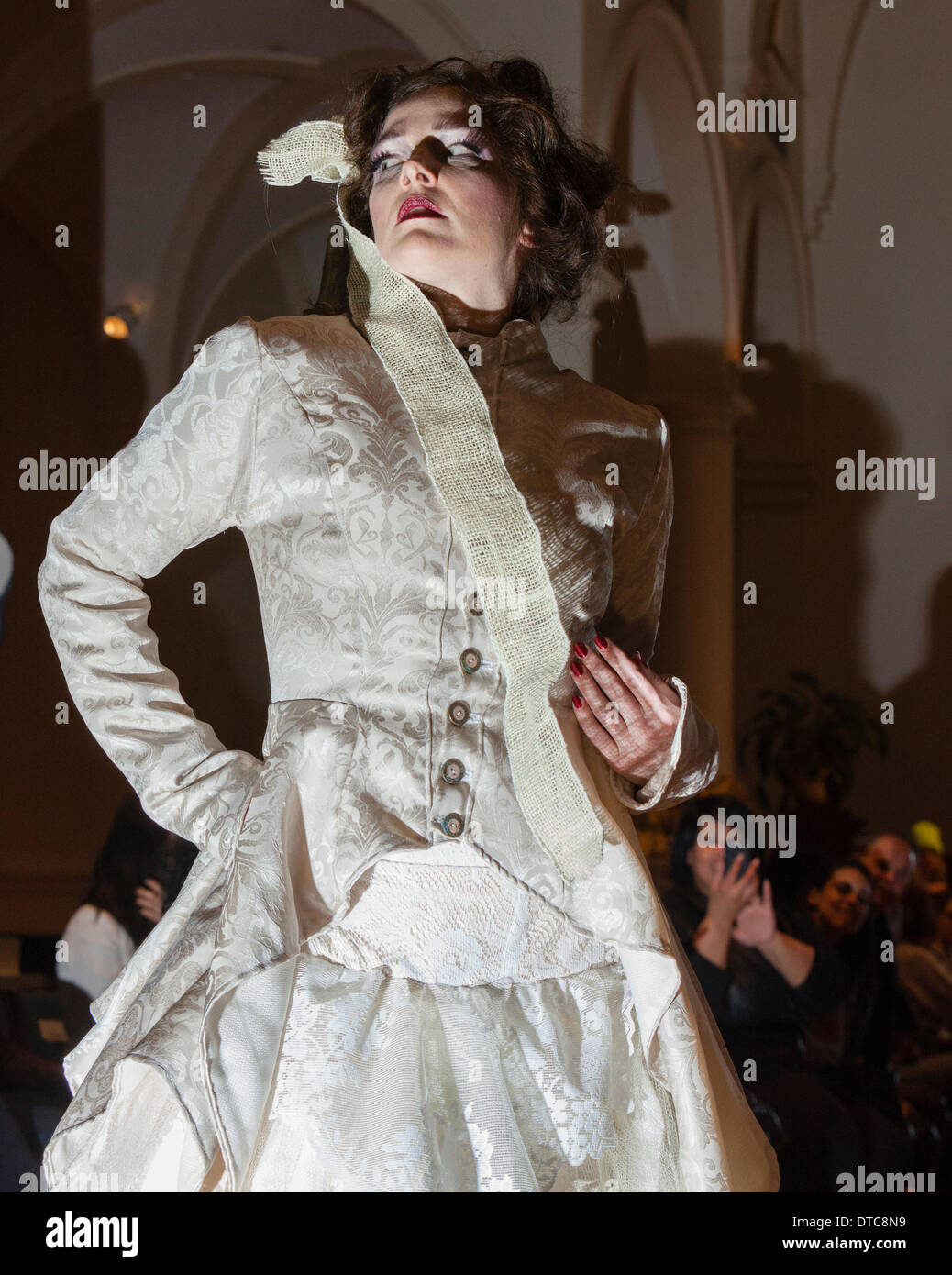 New York Fashionweek. Eine Modenschau Februar, 13 im Heiligen Apostel Ballroom in Chelsea, Manhattan. Dieses Ereignis war ein Vorteil für die Love146.org zu Ende Kinderhandel. Auf diesem Foto: Mode-Designer Kristin Costa (Couture Fashion Week, Victoria Secret Flügel mit Izquierdo Studios) präsentiert "Schattenseite". Stockfoto