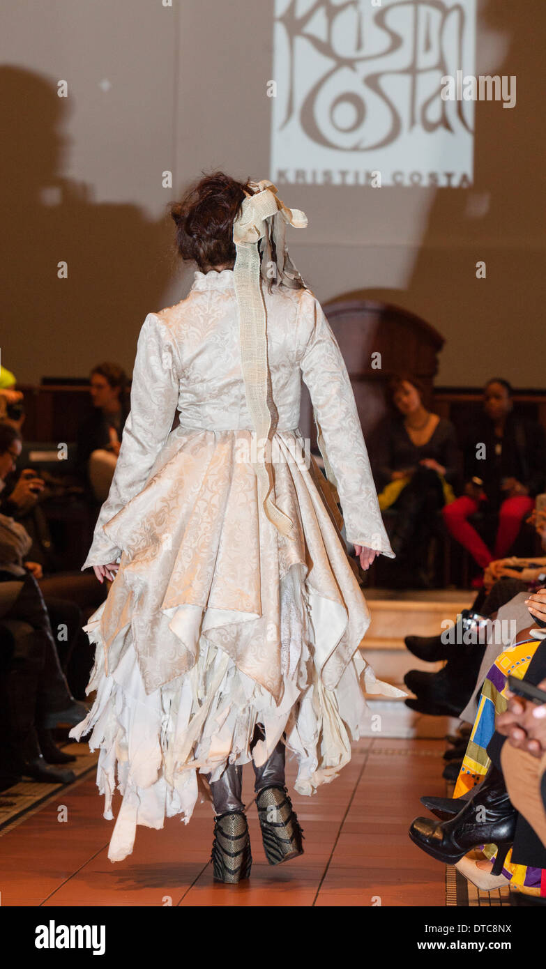 New York Fashionweek. Eine Modenschau Februar, 13 im Heiligen Apostel Ballroom in Chelsea, Manhattan. Dieses Ereignis war ein Vorteil für die Love146.org zu Ende Kinderhandel. Auf diesem Foto: Mode-Designer Kristin Costa (Couture Fashion Week, Victoria Secret Flügel mit Izquierdo Studios) präsentiert "Schattenseite". Stockfoto