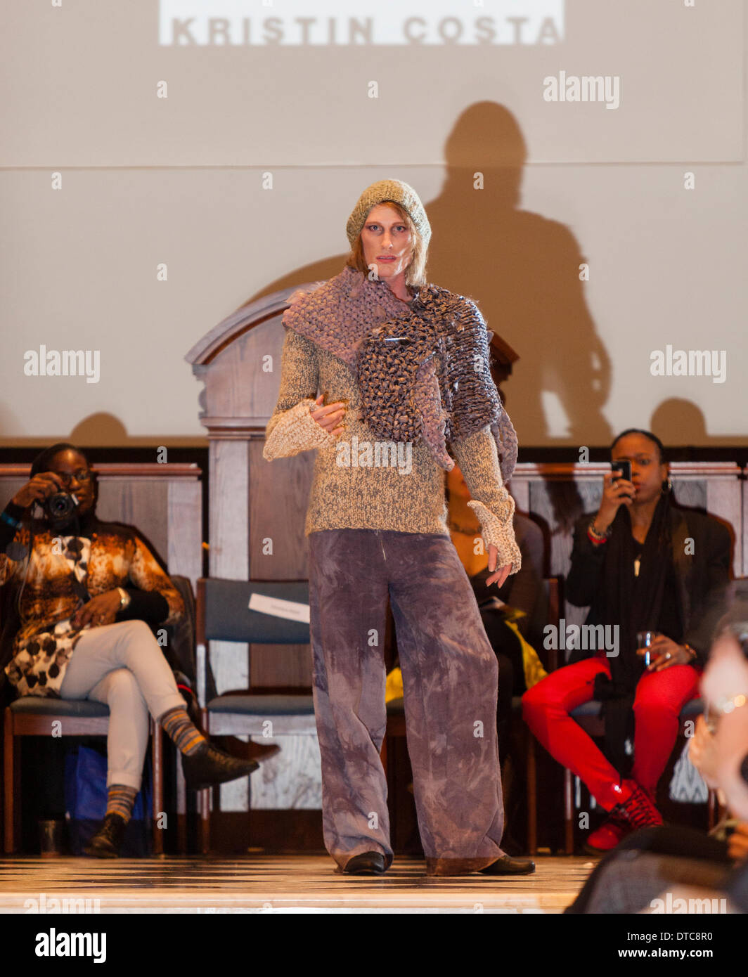 New York Fashionweek. Eine Modenschau Februar, 13 im Heiligen Apostel Ballroom in Chelsea, Manhattan. Dieses Ereignis war ein Vorteil für die Love146.org zu Ende Kinderhandel. Auf diesem Foto: Mode-Designer Kristin Costa (Couture Fashion Week, Victoria Secret Flügel mit Izquierdo Studios) präsentiert "Schattenseite". Stockfoto