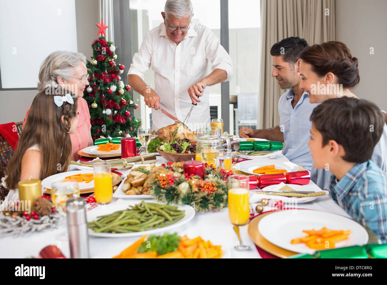 Großfamilie am Esstisch für das Weihnachtsessen Stockfoto