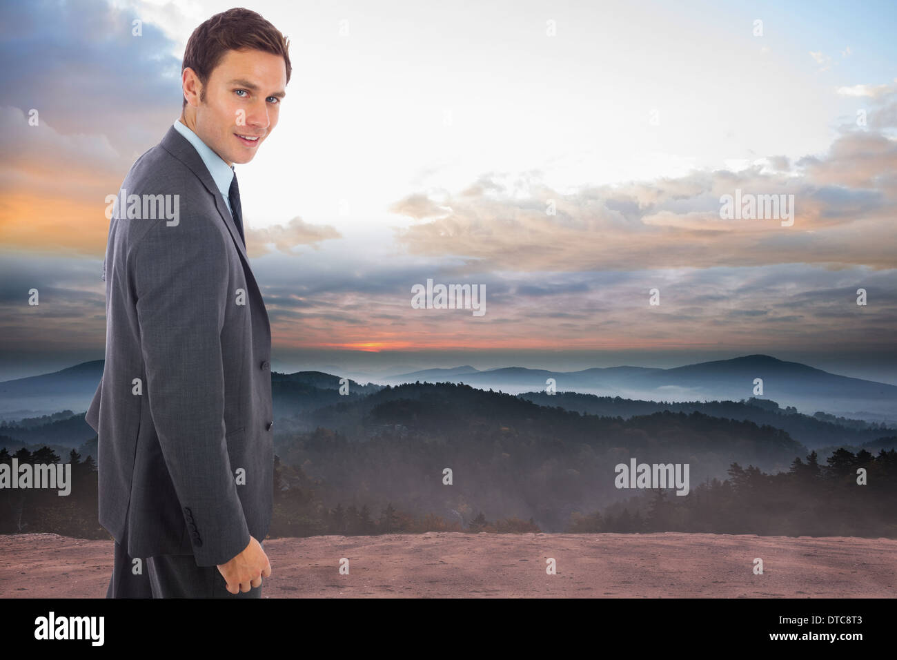 Zusammengesetztes Bild fröhlich schön Kaufmanns stehen Stockfoto