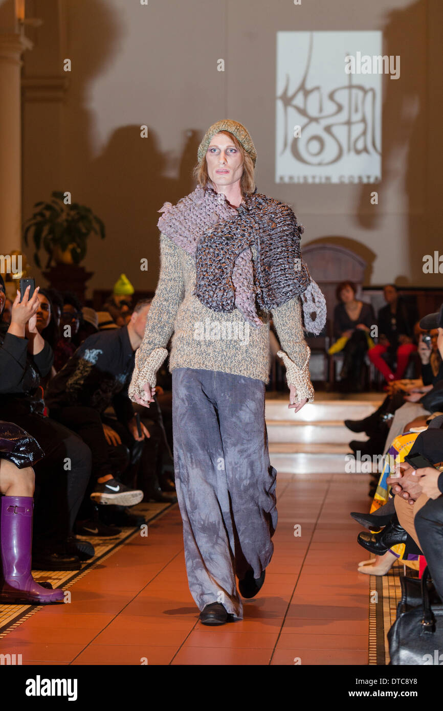 New York Fashionweek. Eine Modenschau Februar, 13 im Heiligen Apostel Ballroom in Chelsea, Manhattan. Dieses Ereignis war ein Vorteil für die Love146.org zu Ende Kinderhandel. Auf diesem Foto: Mode-Designer Kristin Costa (Couture Fashion Week, Victoria Secret Flügel mit Izquierdo Studios) präsentiert "Schattenseite". Stockfoto