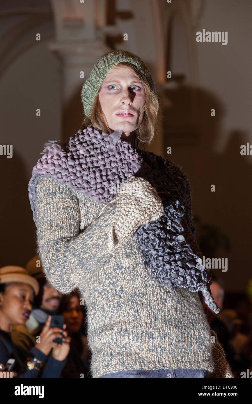 New York Fashionweek. Eine Modenschau Februar, 13 im Heiligen Apostel Ballroom in Chelsea, Manhattan. Dieses Ereignis war ein Vorteil für die Love146.org zu Ende Kinderhandel. Auf diesem Foto: Mode-Designer Kristin Costa (Couture Fashion Week, Victoria Secret Flügel mit Izquierdo Studios) präsentiert "Schattenseite". Stockfoto