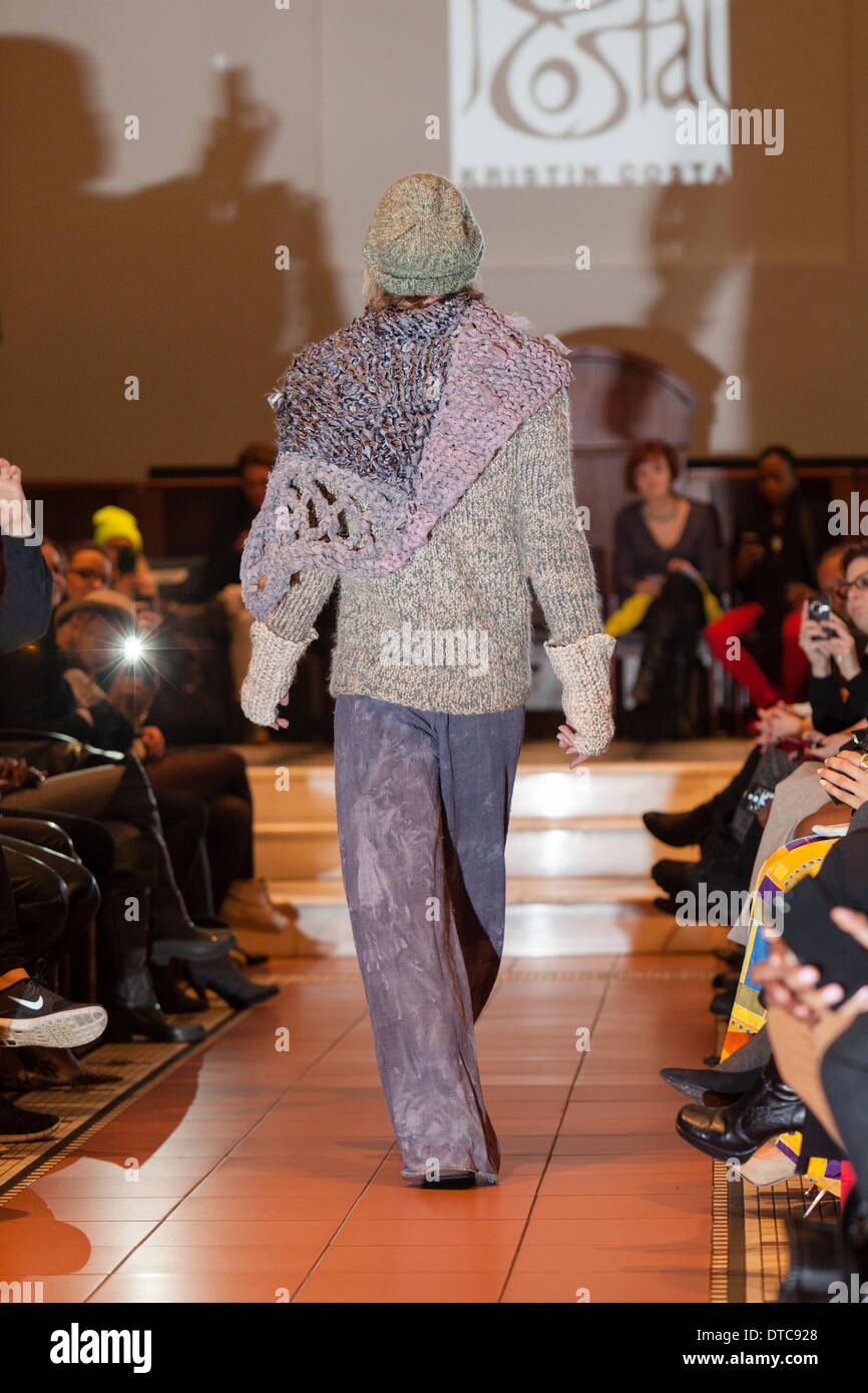 New York Fashionweek. Eine Modenschau Februar, 13 im Heiligen Apostel Ballroom in Chelsea, Manhattan. Dieses Ereignis war ein Vorteil für die Love146.org zu Ende Kinderhandel. Auf diesem Foto: Mode-Designer Kristin Costa (Couture Fashion Week, Victoria Secret Flügel mit Izquierdo Studios) präsentiert "Schattenseite". Stockfoto