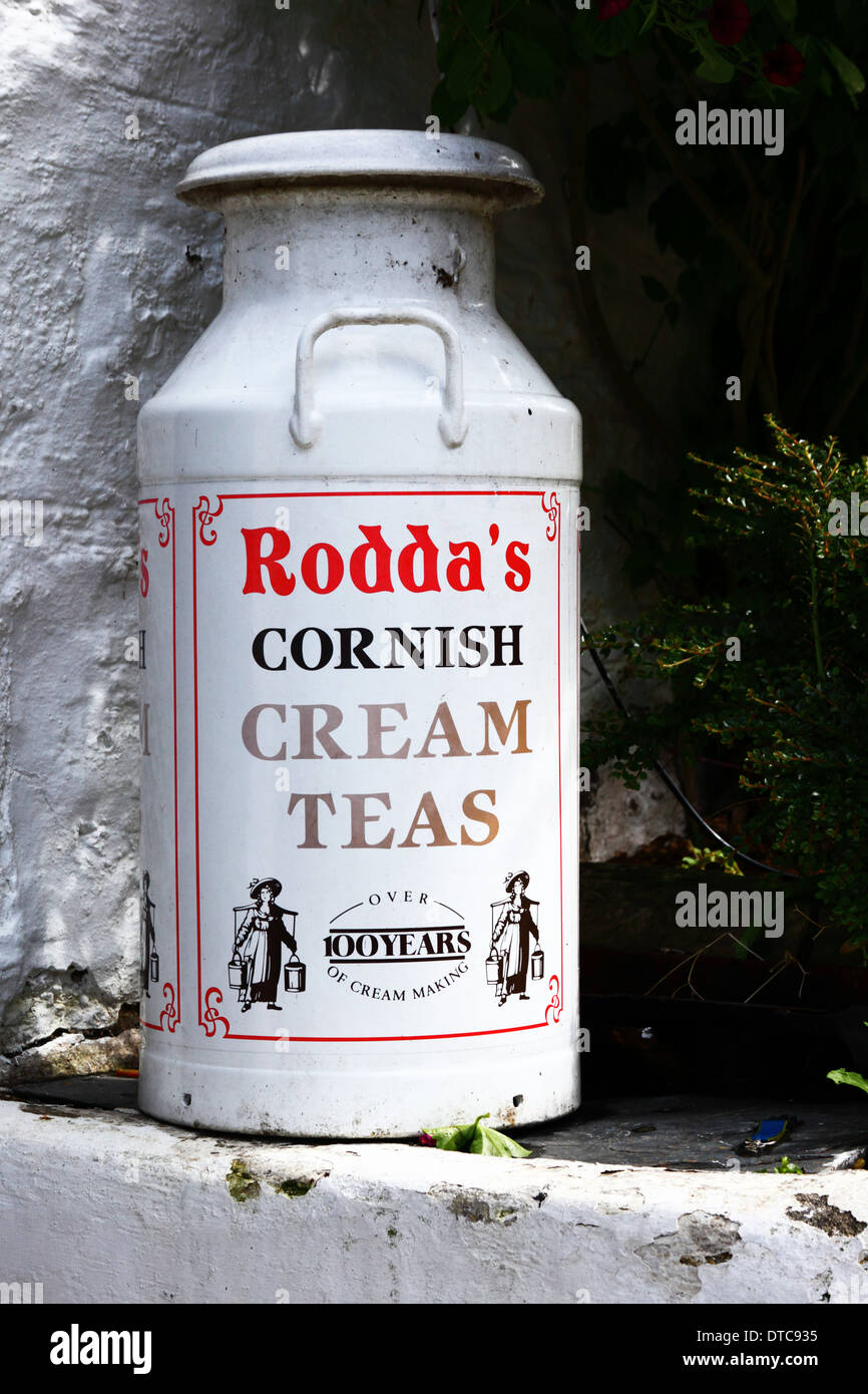 Altmodische Rodda Milchkanne für Clotted Cream für Cornish Cream Teas, Fowey, Cornwall, England Stockfoto