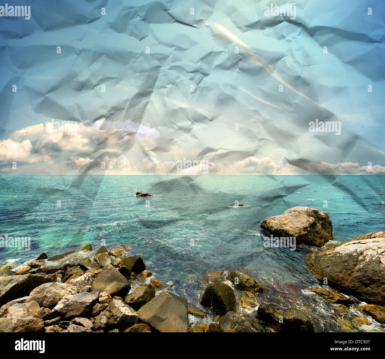Steiniger Strand, klares Meer und blauen Wolkenhimmel auf eine Papierstruktur Stockfoto