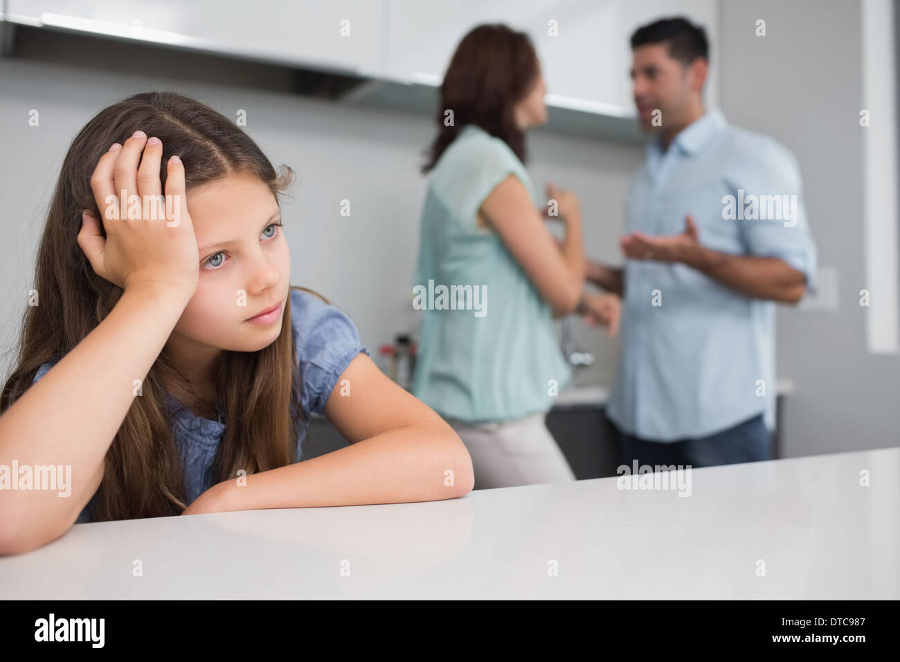 Nahaufnahme von ein trauriges Mädchen, während die Eltern streiten Stockfoto