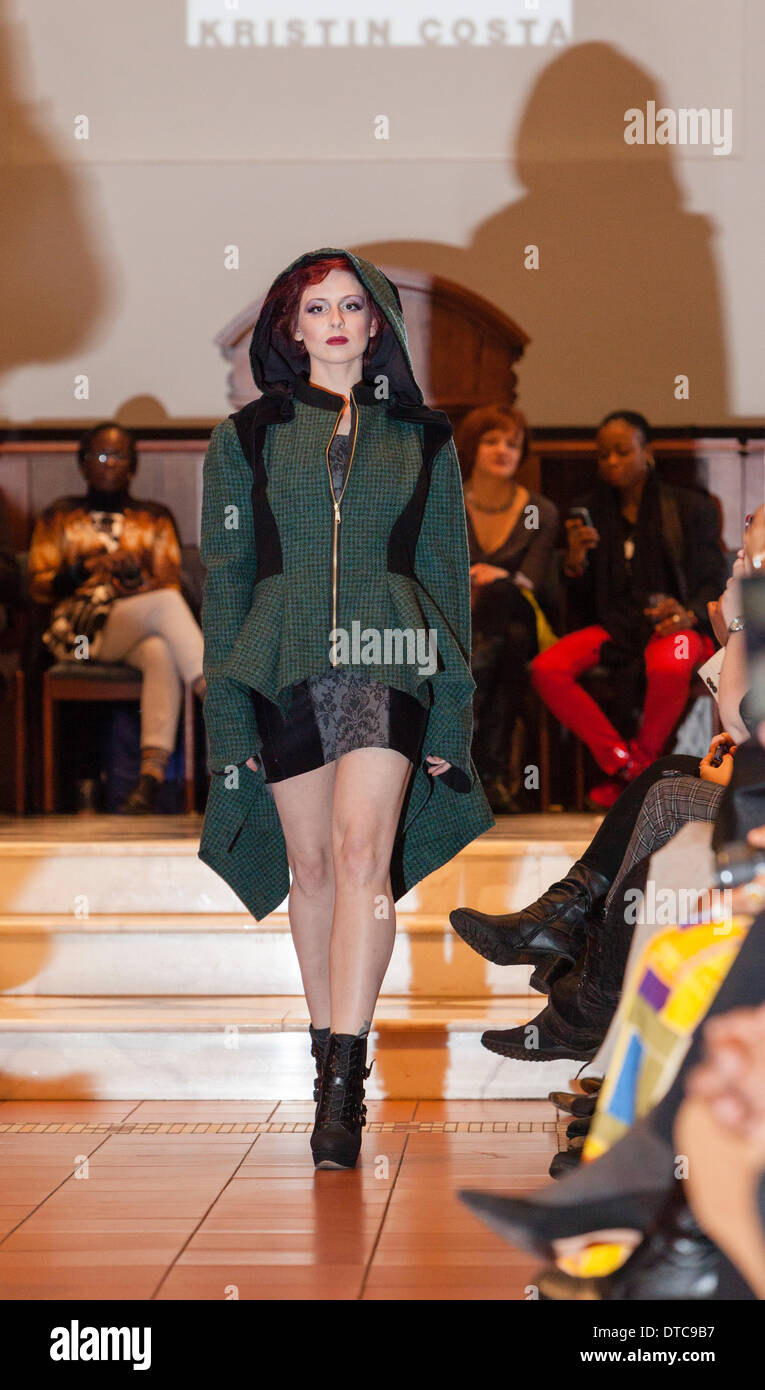 New York Fashionweek. Eine Modenschau Februar, 13 im Heiligen Apostel Ballroom in Chelsea, Manhattan. Dieses Ereignis war ein Vorteil für die Love146.org zu Ende Kinderhandel. Auf diesem Foto: Mode-Designer Kristin Costa (Couture Fashion Week, Victoria Secret Flügel mit Izquierdo Studios) präsentiert "Schattenseite". Stockfoto