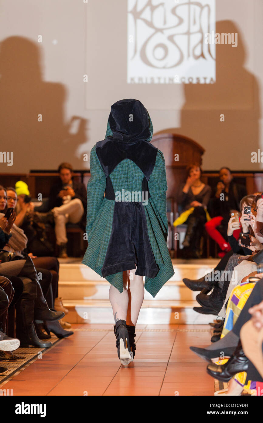 New York Fashionweek. Eine Modenschau Februar, 13 im Heiligen Apostel Ballroom in Chelsea, Manhattan. Dieses Ereignis war ein Vorteil für die Love146.org zu Ende Kinderhandel. Auf diesem Foto: Mode-Designer Kristin Costa (Couture Fashion Week, Victoria Secret Flügel mit Izquierdo Studios) präsentiert "Schattenseite". Stockfoto