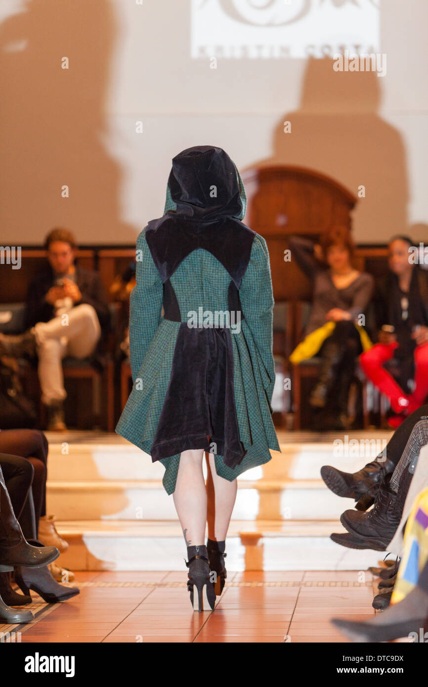 New York Fashionweek. Eine Modenschau Februar, 13 im Heiligen Apostel Ballroom in Chelsea, Manhattan. Dieses Ereignis war ein Vorteil für die Love146.org zu Ende Kinderhandel. Auf diesem Foto: Mode-Designer Kristin Costa (Couture Fashion Week, Victoria Secret Flügel mit Izquierdo Studios) präsentiert "Schattenseite". Stockfoto